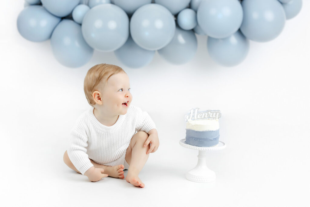 cake smash photoshoot NYC, baby boy first birthday blue balloon garland, Heirloom by Melissa Flatiron